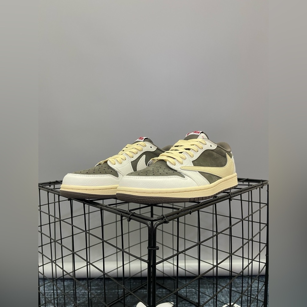Travis Scott x Air Jordan 1 Retro Low OG 'Reverse Mocha' - Picture 4 of 9